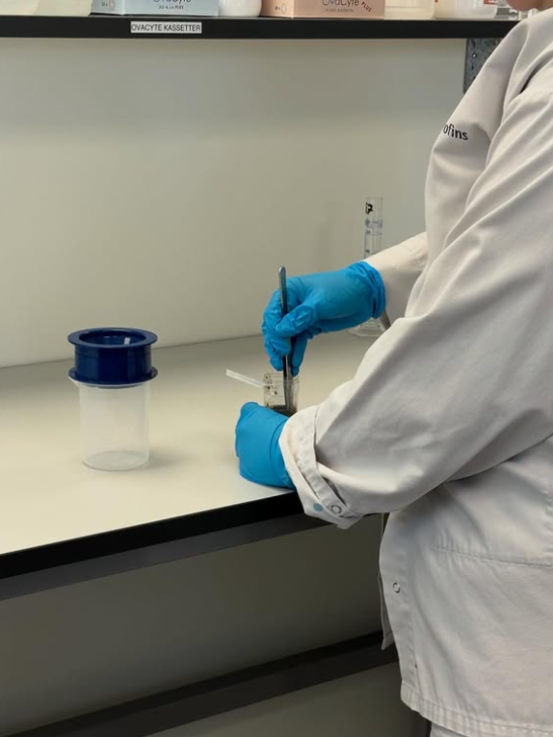 Eurofins tr&auml;ckprovsanalys. Tr&auml;ckprovet blandas med saltl&ouml;sning, mixas och filtreras.