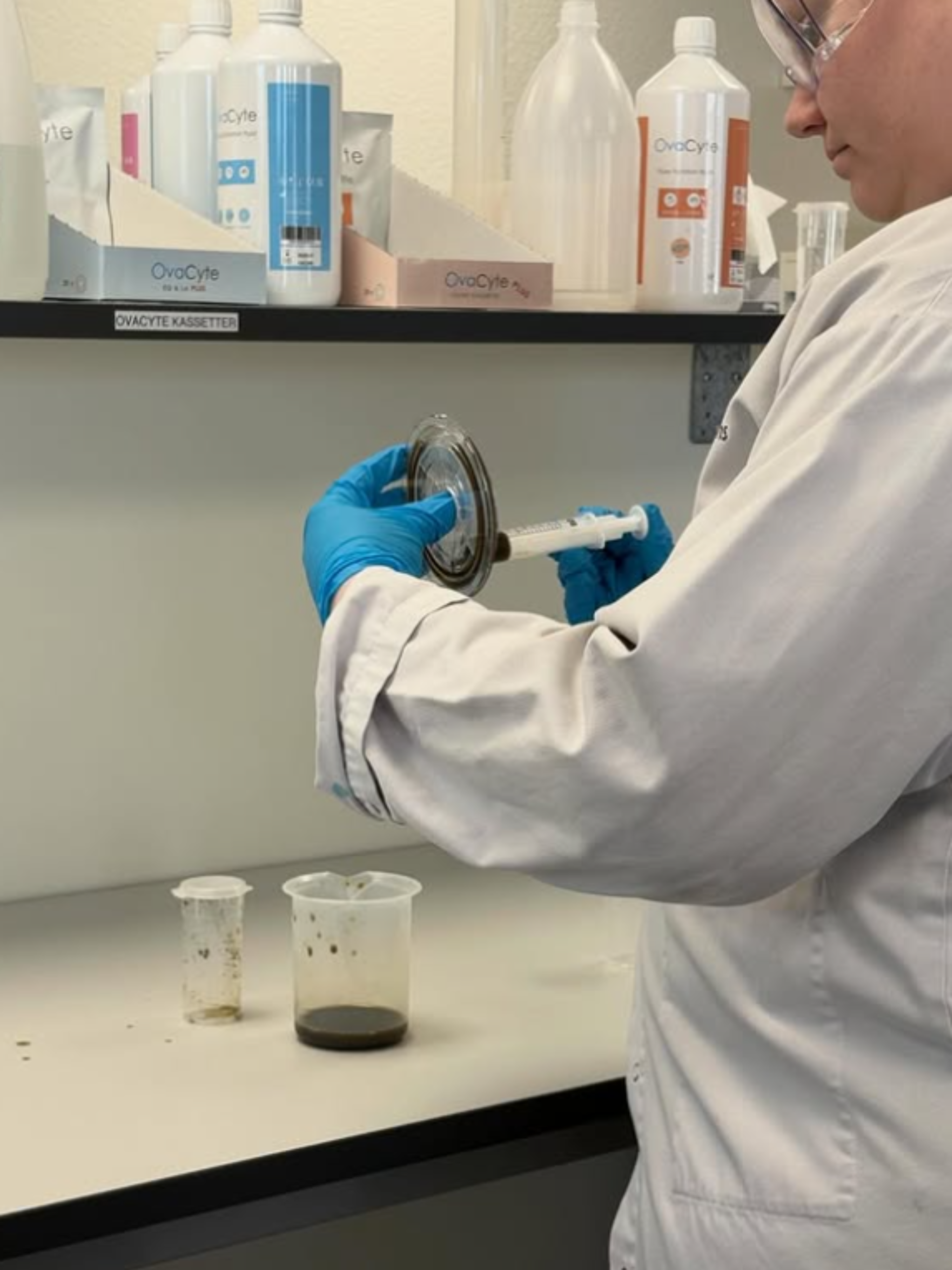 Eurofins tr&auml;ckprovsanalys. Provmaterialet injiceras i kassetten.