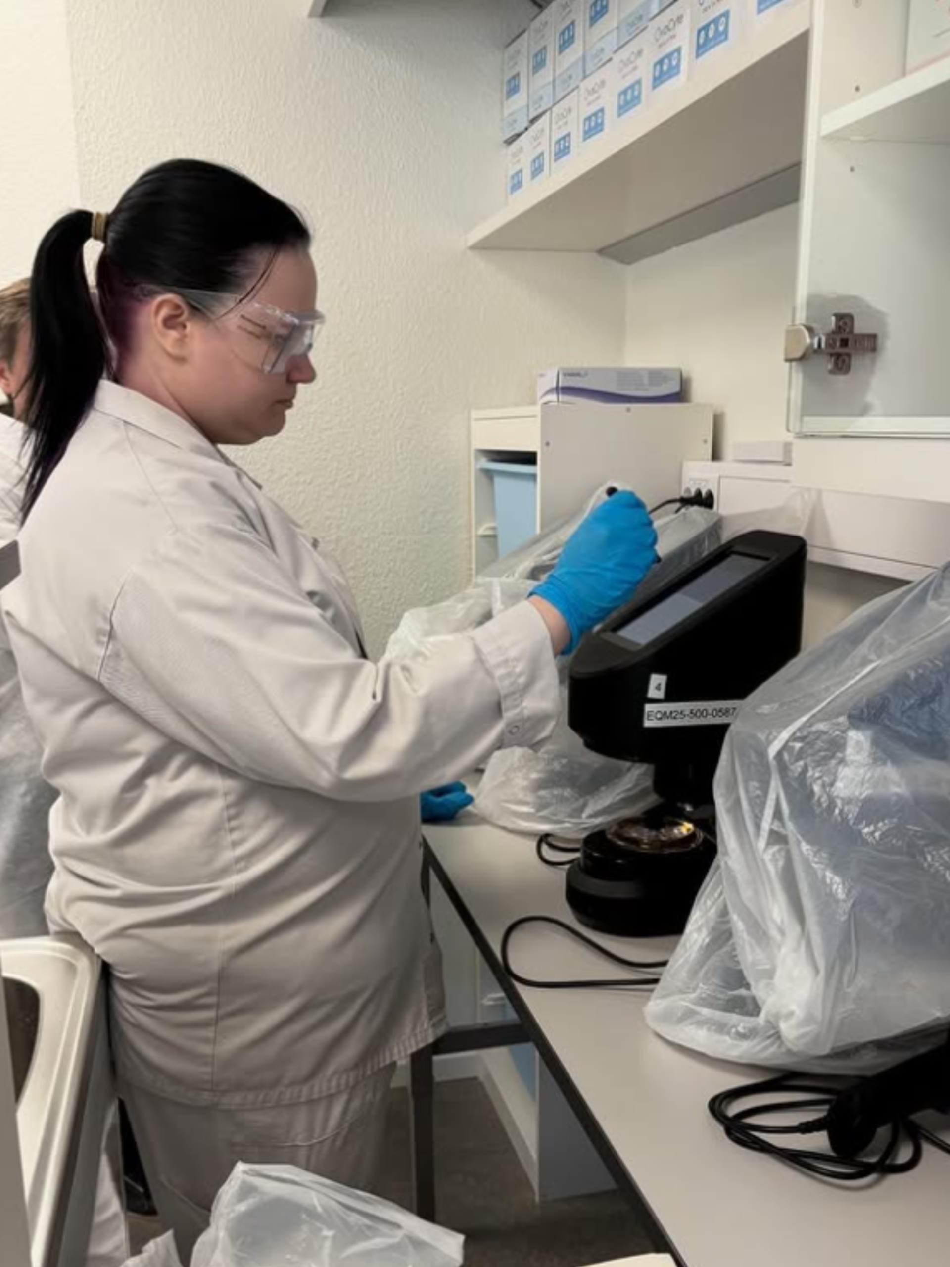 Eurofins tr&auml;ckprovsanalys. Provet placeras i Ovacyte f&ouml;r avl&auml;sning och analys.